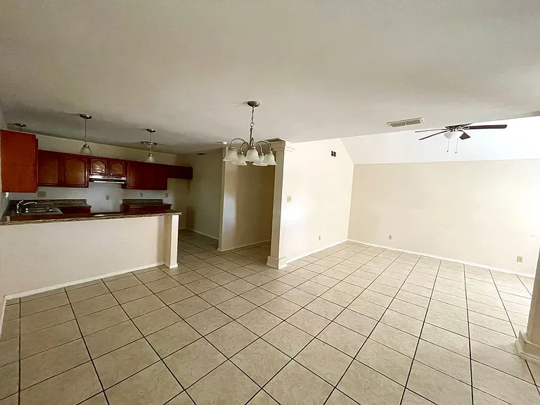 231 Malaga Dr — Photo 5