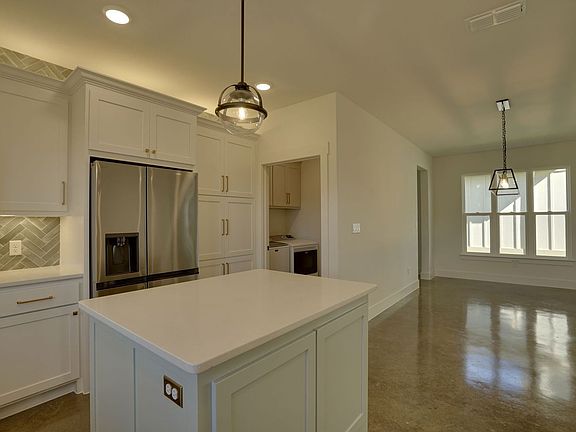 4th image of 302 Red Bird Ln