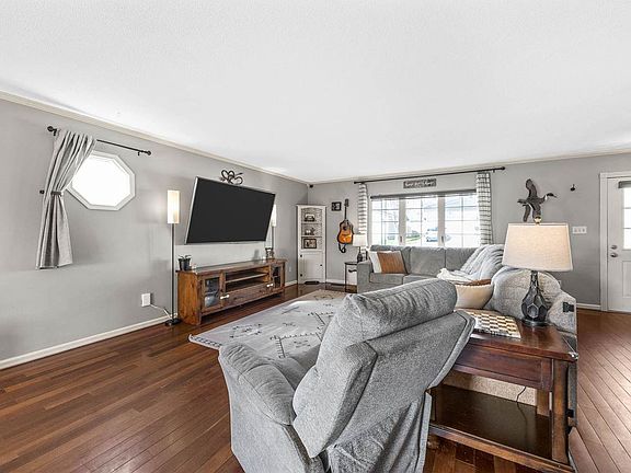 4th image of 220 Summerhays St