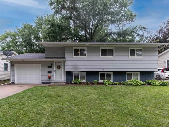3408 Kimberly Downs Rd, Davenport, IA 52807