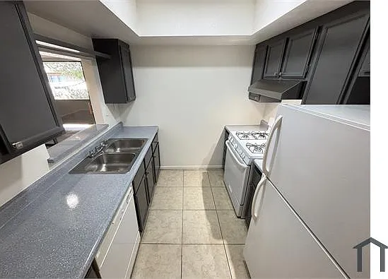 2883 Wheelwright Dr #6 — Photo 4