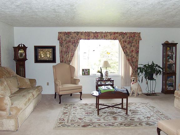 3rd image of 275 Boyce Dr