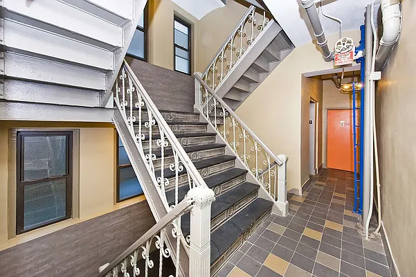 Rented by DYNY Inc | media 32