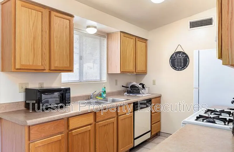 2 bed, 1.0 bath, 1000 sqft, $1,300 — Photo 2