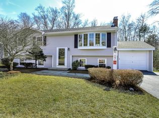 17 Longmeadow Rd, Medfield, MA 02052