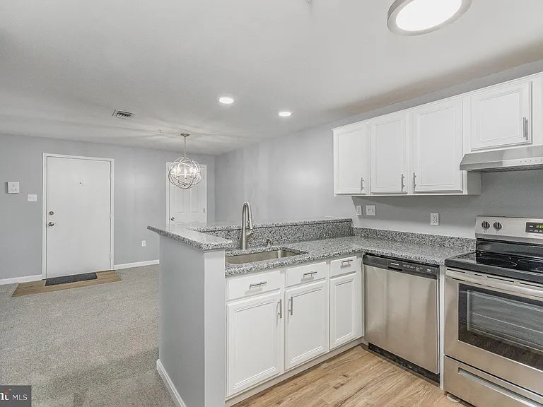 100 Grosvenor Ln #3 — Photo 15