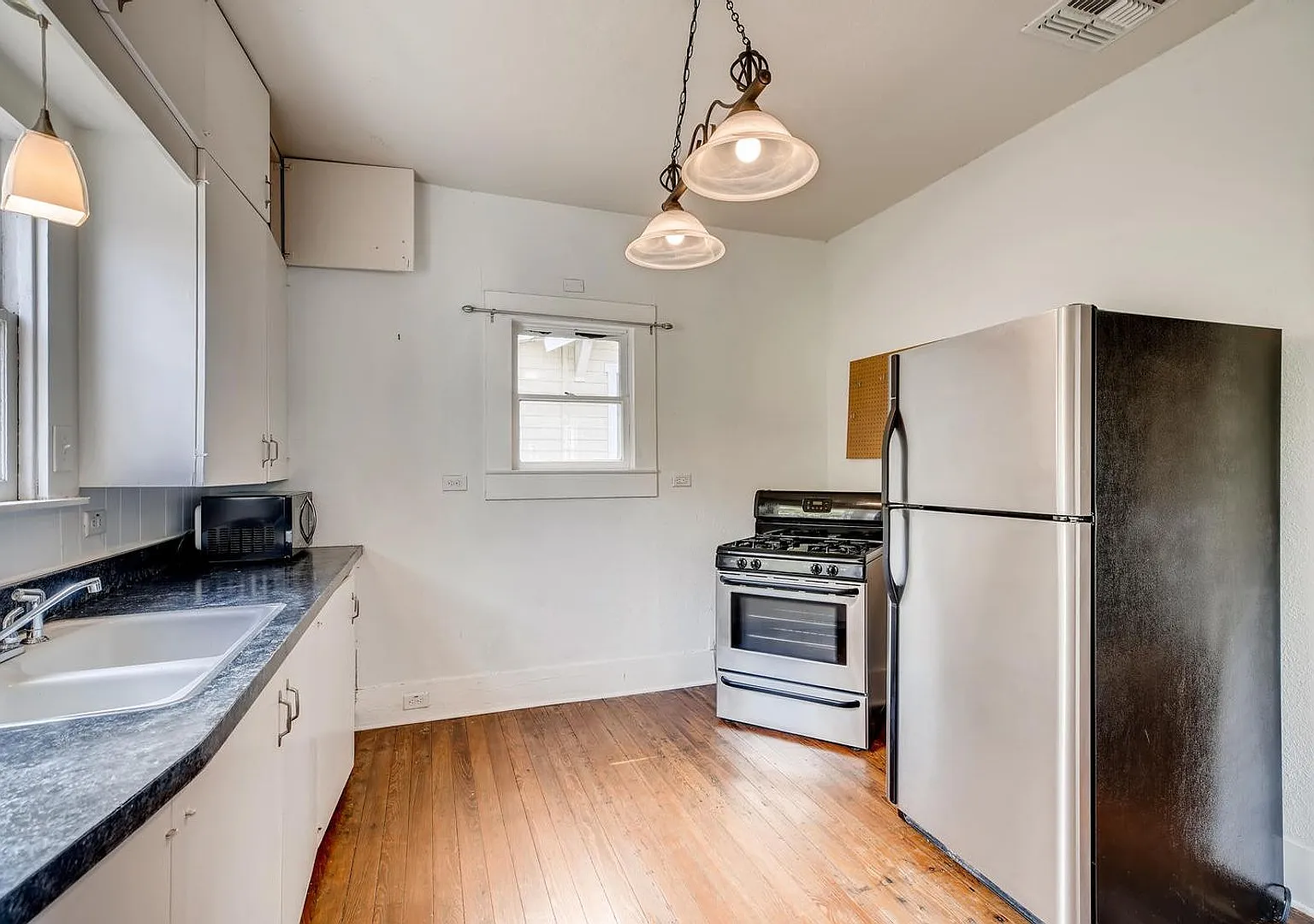 Charming 2 bedroom with Central AC! — Photo 4