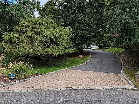4th image of 32 Carrie Ct