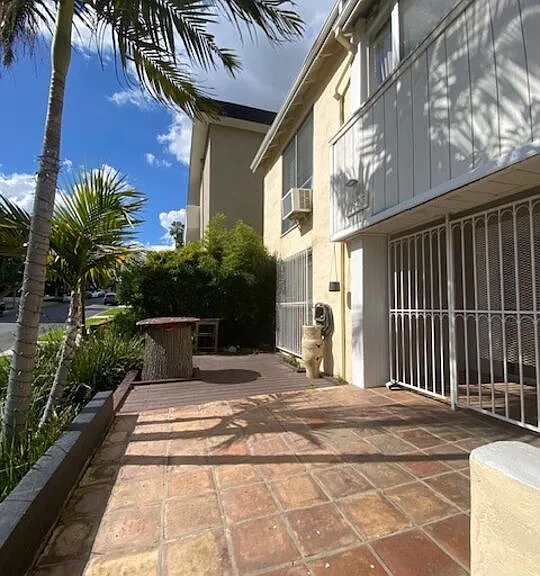 10623 Kinnard Ave — Photo 3
