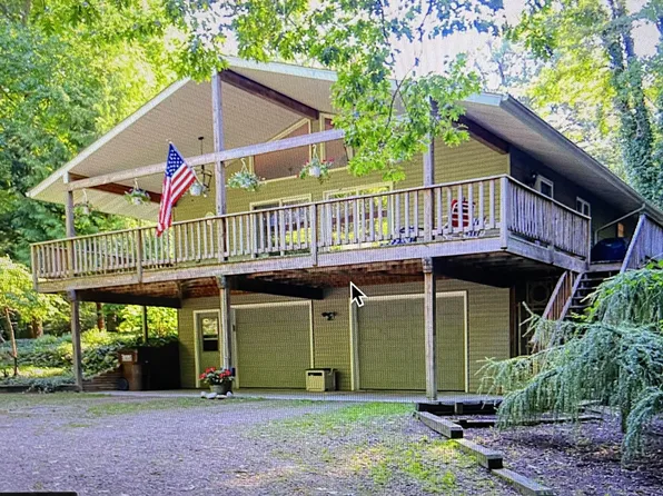 2675 Chestnut Ln, Fennville, MI 49408