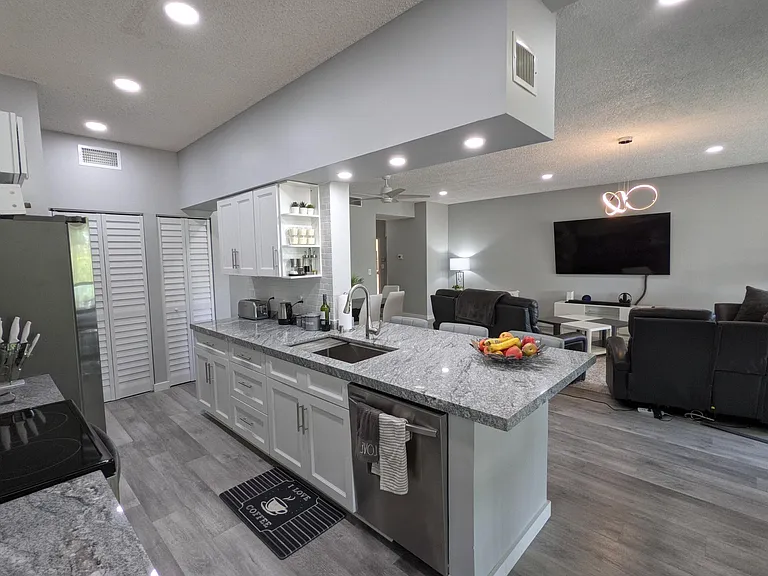 105 Half Moon Cir #F2 — Photo 2