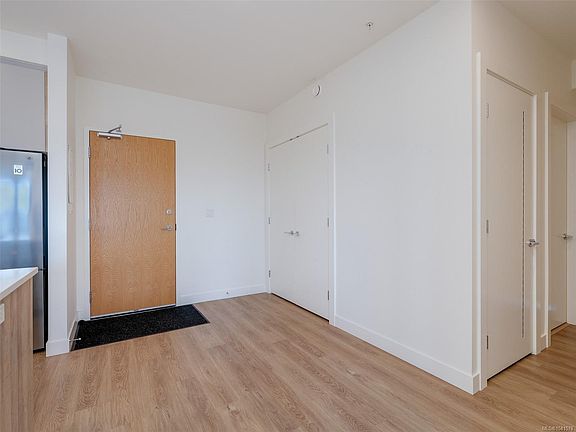 5th image of 757 Tyee Rd #403
