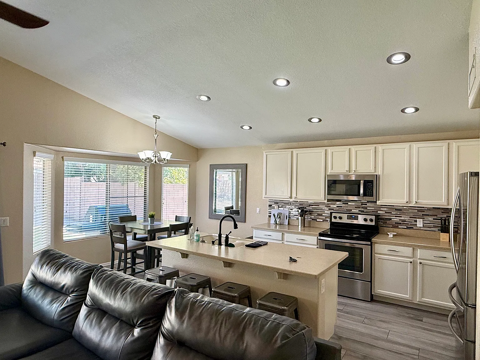 1692 W Sparrow Dr — Photo 3