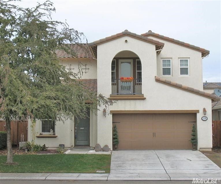 Popular Standard Pacific home on a great lot with a big backyard!