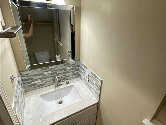 4th image of 209 Red Oak Dr E APT M