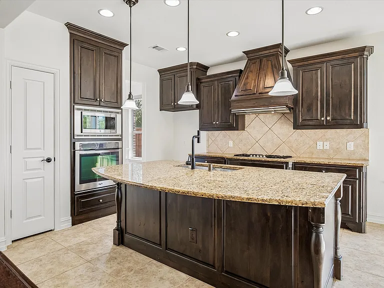 1037 Everglades Dr — Photo 6