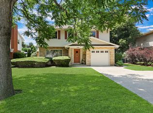 219 E Rockland Rd, Libertyville, IL 60048