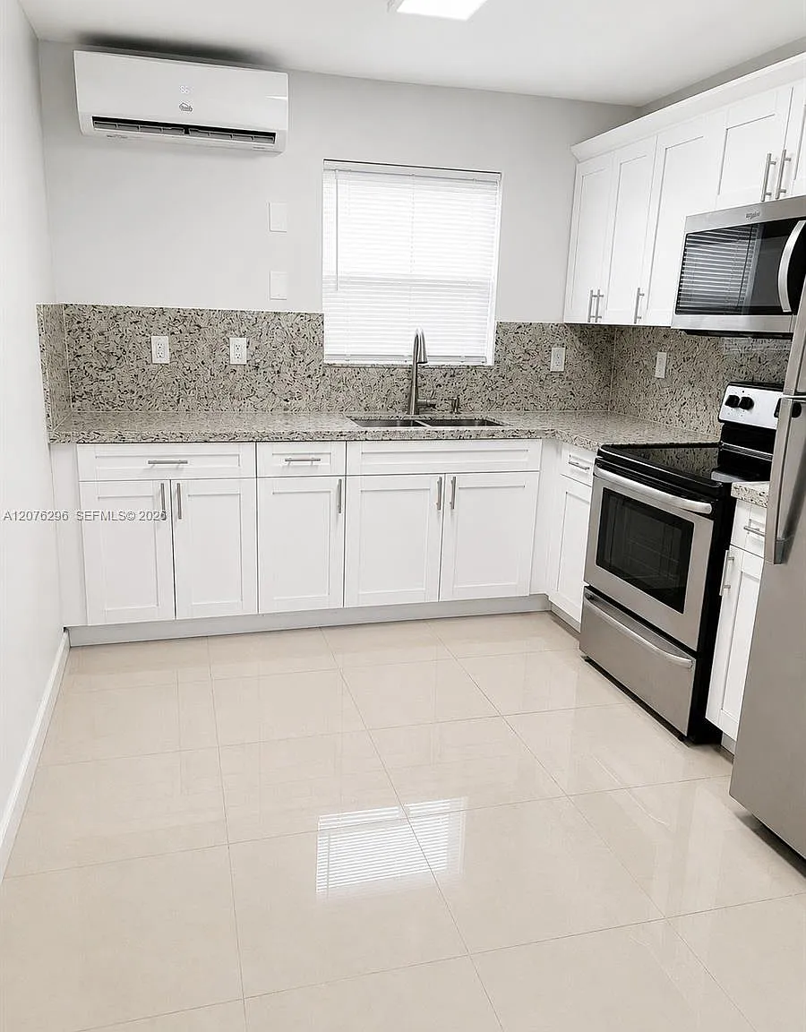 Hollywood South Side Add — Photo 3