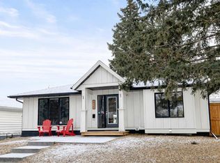 2720 W 41st St SW, Calgary, AB T3E 3K6