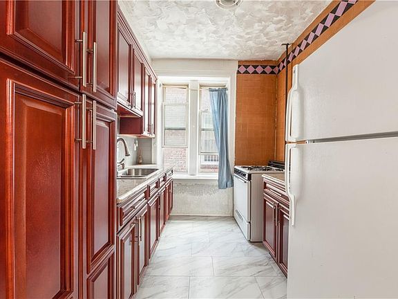 5th image of 594 E 92nd St