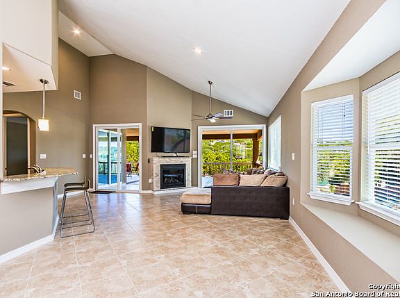 3rd image of 365 Nancy Dr
