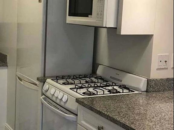 4th image of 131 E 61st St APT 2B