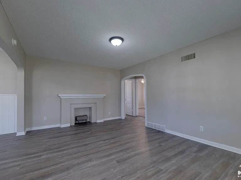 654 N Glendale St — Photo 2