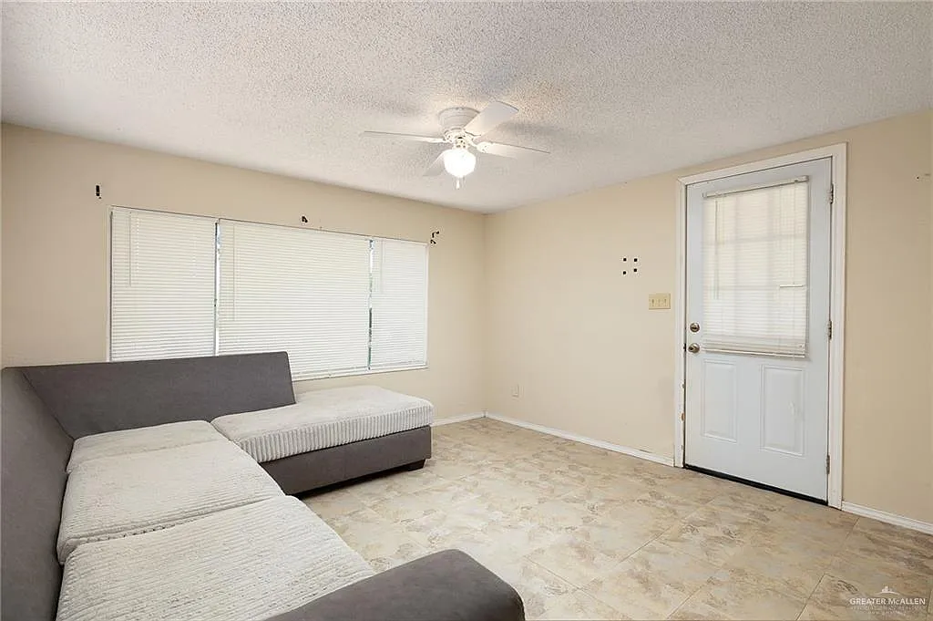 2 bed, 1.0 bath, 948 sqft, $900 — Photo 2