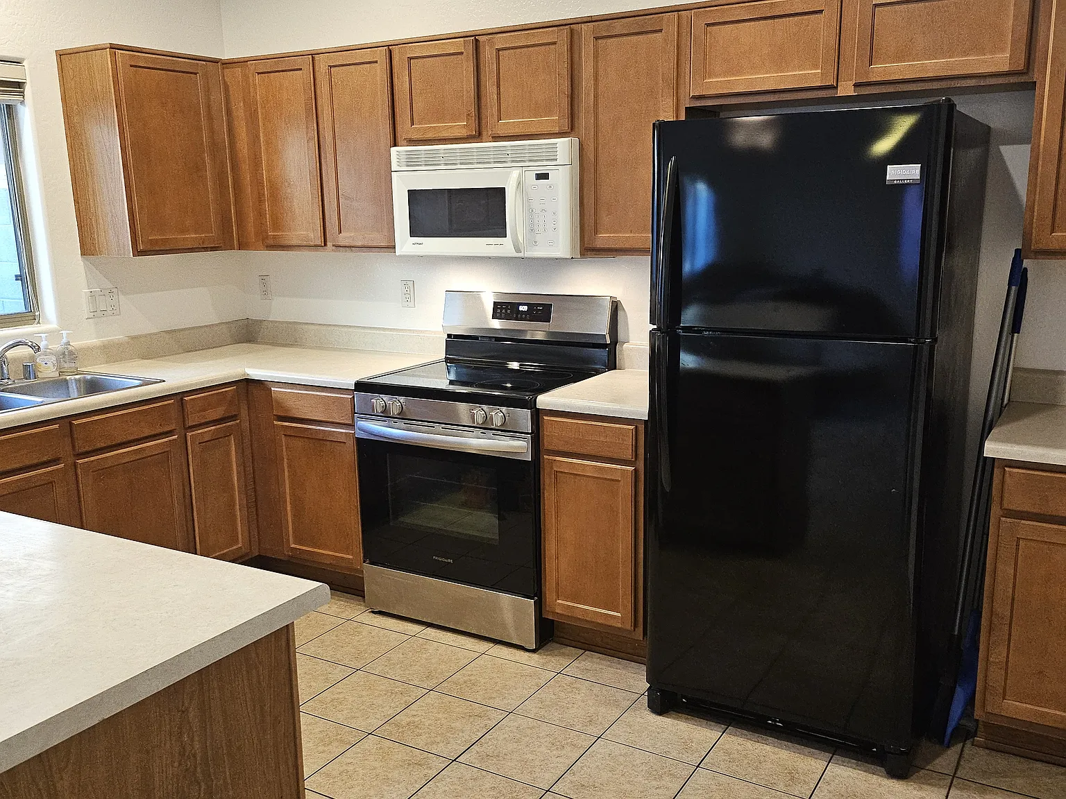 4 bed, 1618 sqft, $2,200 — Photo 2
