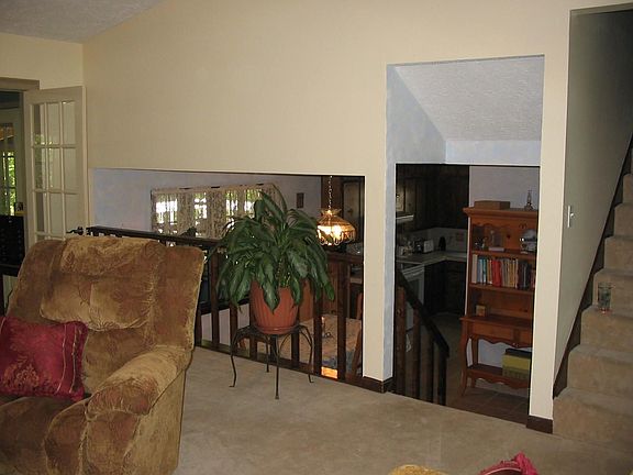 Family roon to kitchen