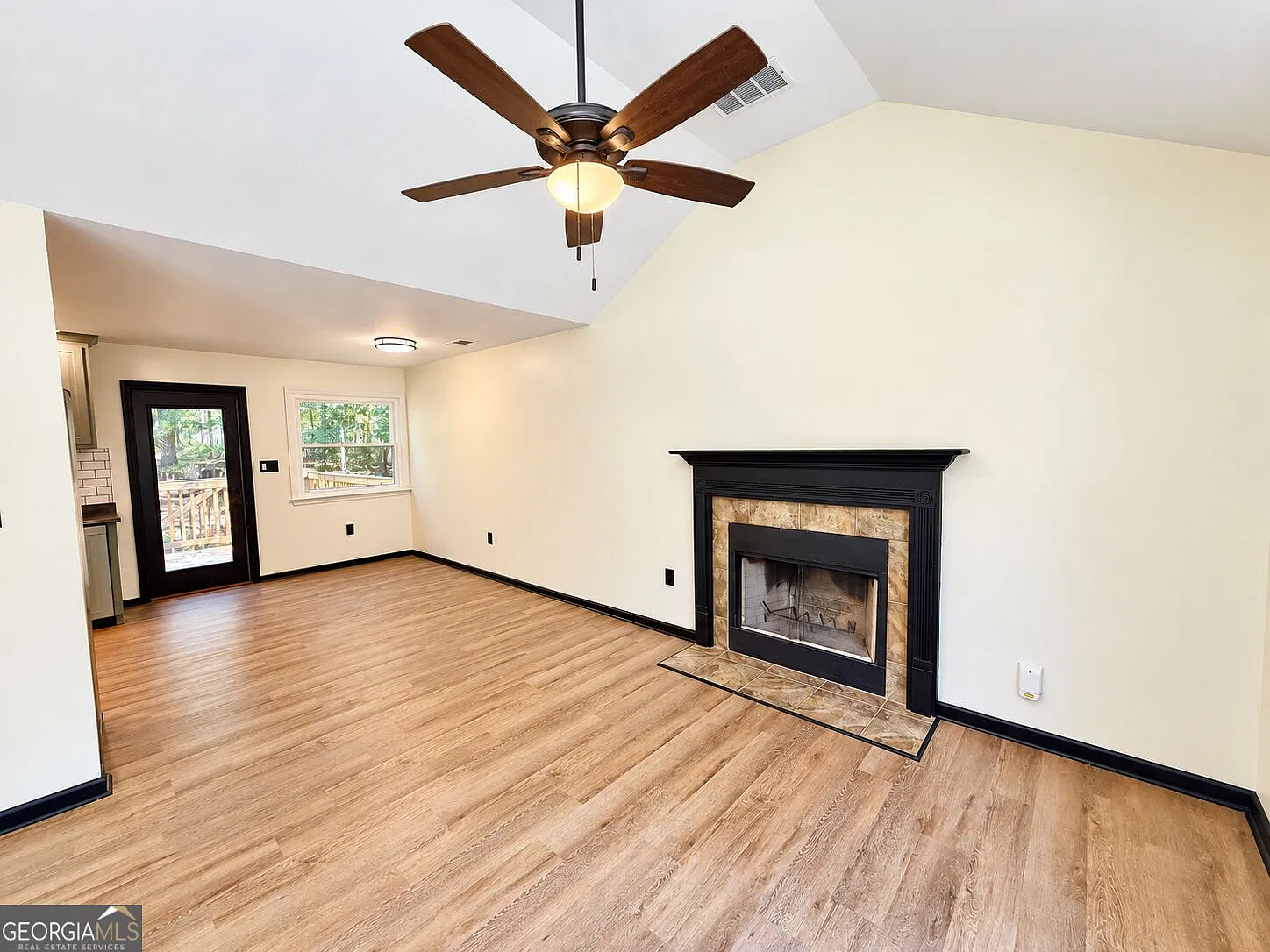 4 bed, 2.0 bath, 1359 sqft, $2,400 — Photo 4