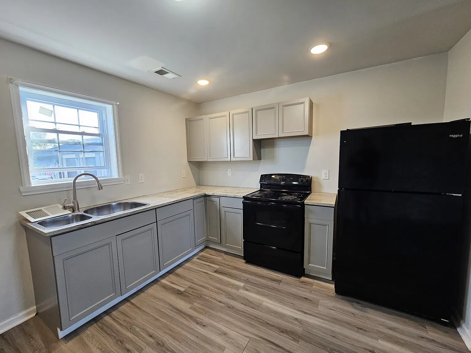 2 bed, 1.5 bath, 1200 sqft, $1,200 — Photo 3