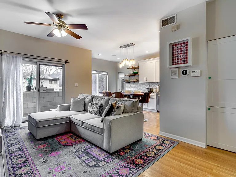 2132 W Evergreen Ave #1C — Photo 3