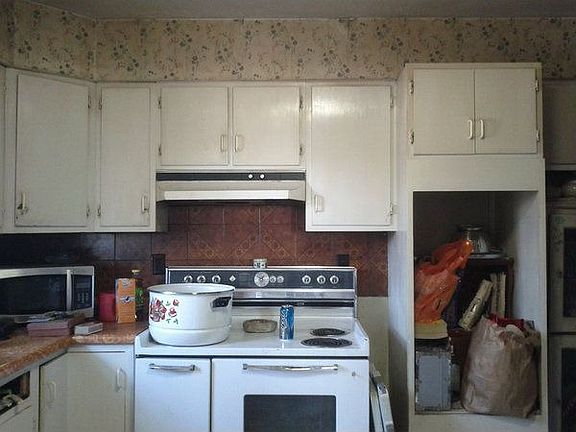 3rd image of 123 Adelle Ave