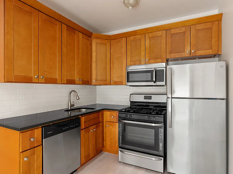 196 Nassau Ave #3R — Photo 5