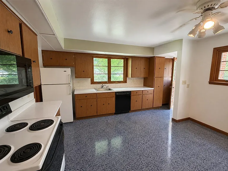312 W Commerce St — Photo 6
