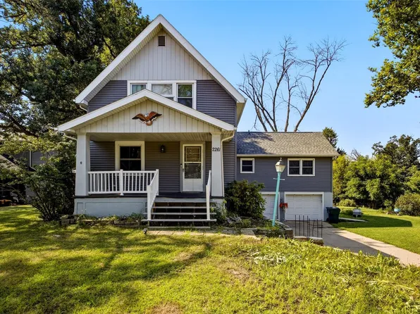 2261 Coldstream Ave NE, Cedar Rapids, IA 52402