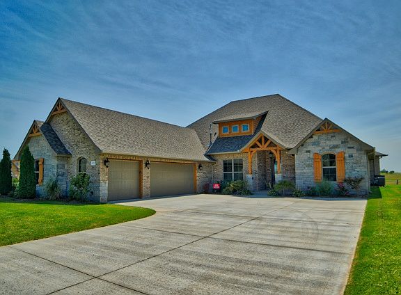 3rd image of 1602 Club House Dr