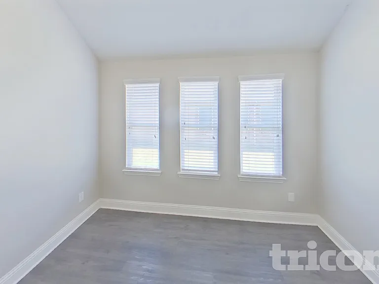513 Alice Ln — Photo 3