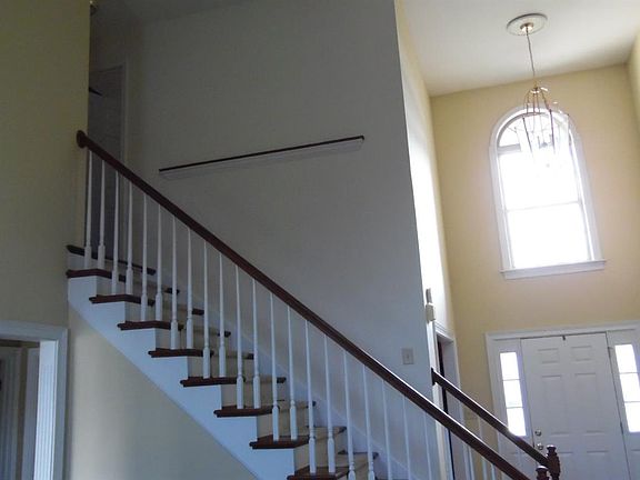 5th image of 404 Heddington Ct