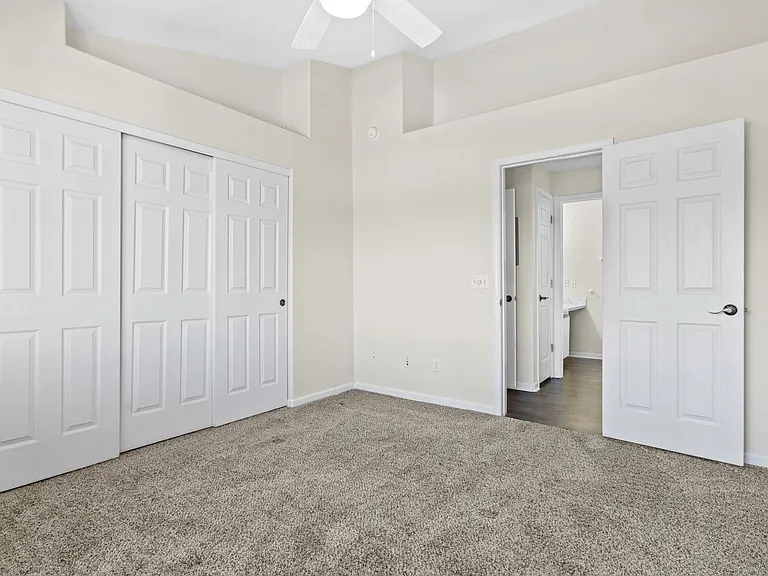 Oasis Apartments — Photo 23