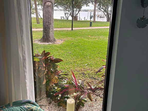 5th image of 825 Center St APT 21B