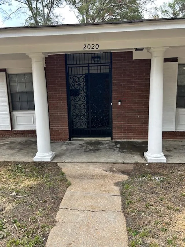5 bed, 3500 sqft, $2,100 — Photo 2