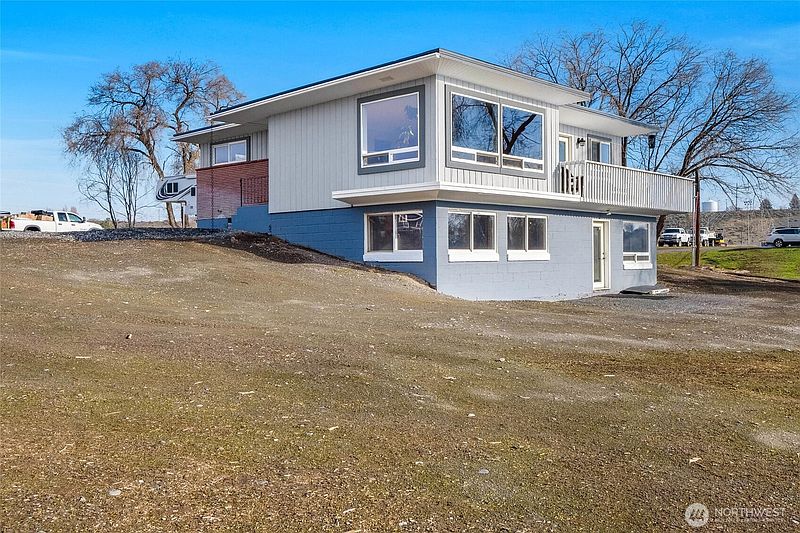 4th image of 8061 NE Valley Road