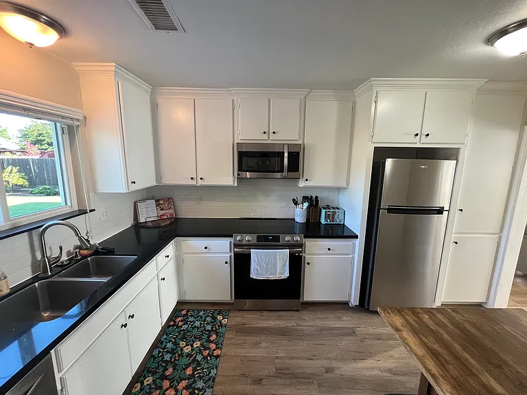 250 Oxford Ave — Photo 22