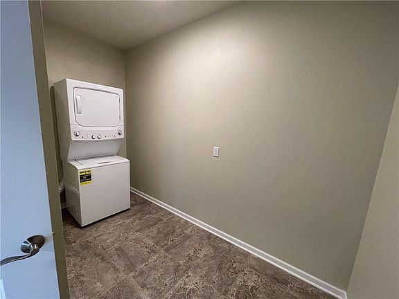 5th image of 1427 34th Ave SW #209