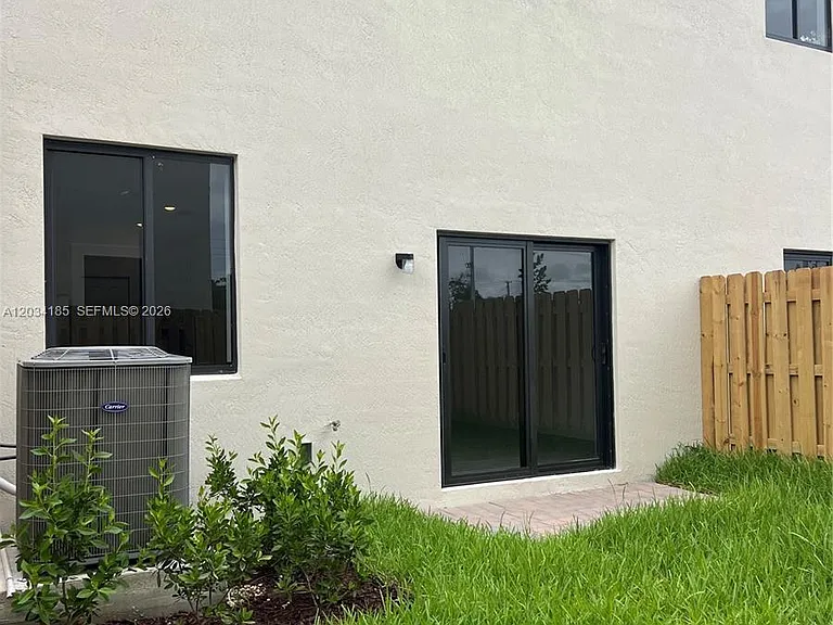 1540 NW 1st Ave — Photo 15