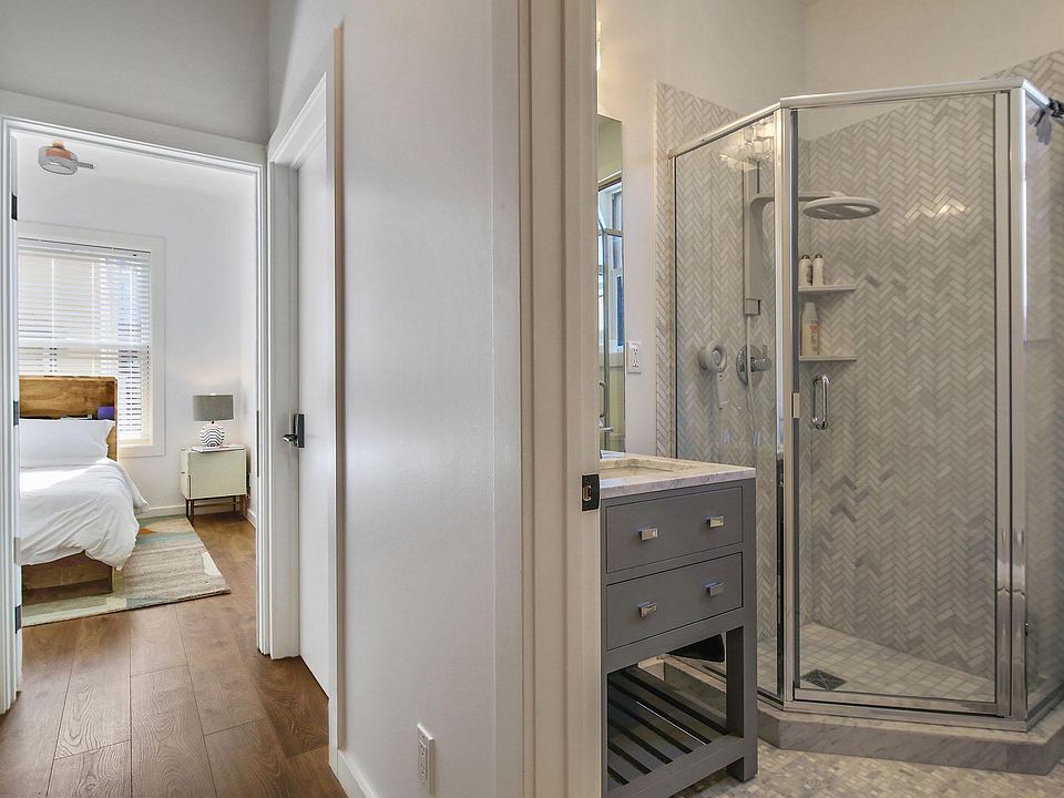 1st image of 6 Nottingham Pl Room 2