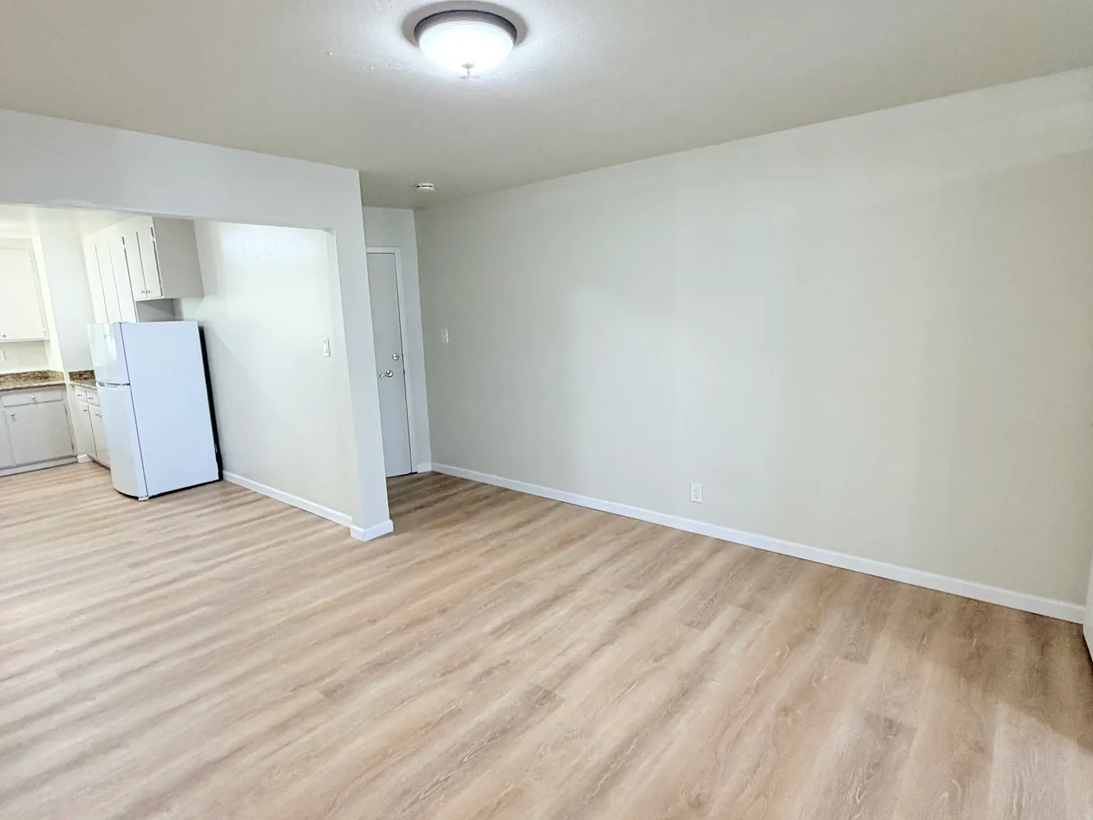 3 bed, 1000 sqft, $6,595 — Photo 3