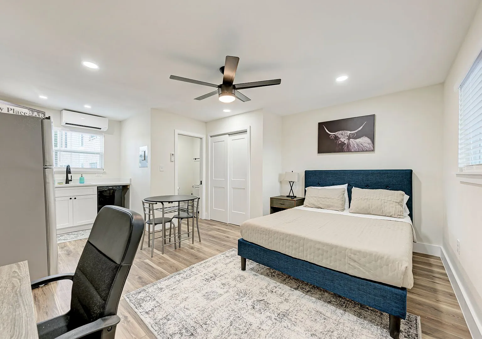 For Lease Fully Furnished Studio Near UT — Photo 1